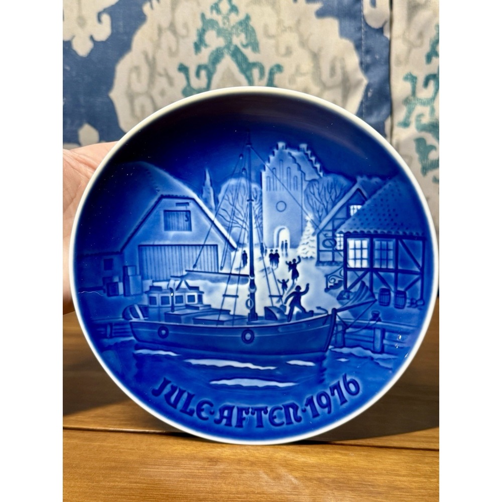 Bing & Grøndahl 1976 Christmas Plate With A Harbor‎ Scene